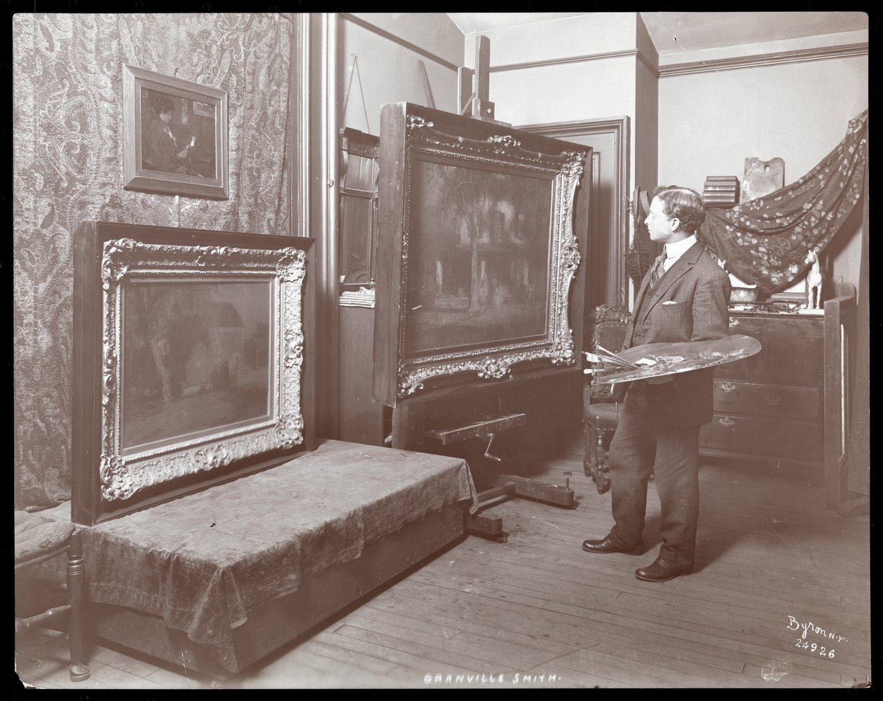 Granville Smith studiossaan New Yorkissa, 1907 (hopeagelatiiniprintti) tekijältä Byron Company