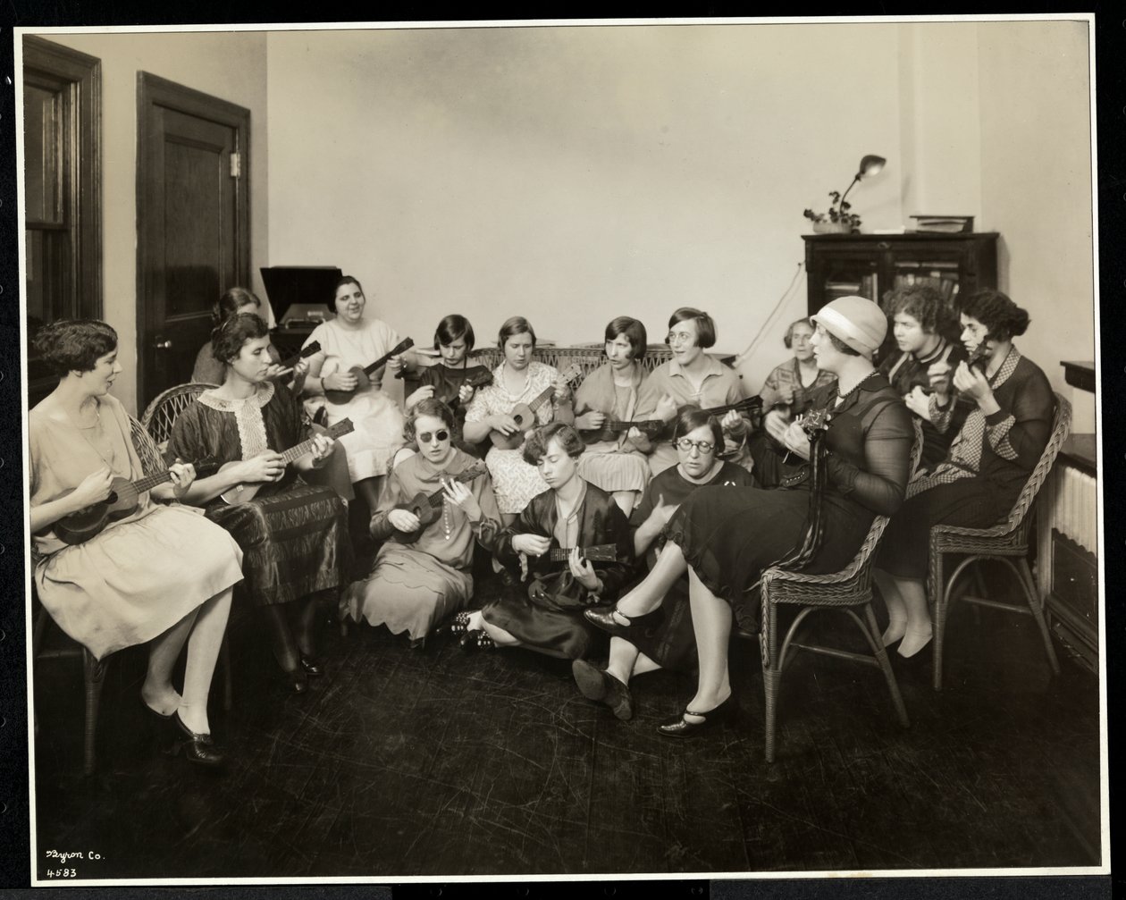 Ryhmä nuoria sokeita naisia pelaamassa ukeleleitä New York Association for the Blindissa, 111 East 59th Street, New York, 1926 (hopeagelatiiniprintti) tekijältä Byron Company