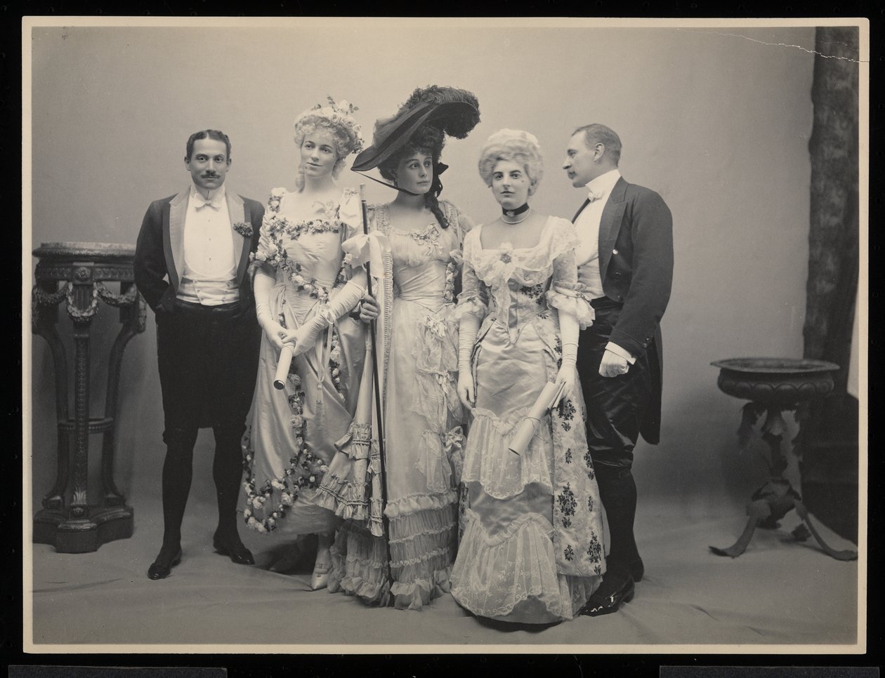 Ryhmäkuva herra Barton Willingistä, neiti Alice Blightista, neiti Eleanor Jaystä (rouva Arthur Iselin), neiti Therese Iselinistä ja toisesta miehestä James Hazen Hyde Ballissa New Yorkissa, 31. tammikuuta 1905 (hopeageeli) tekijältä Byron Company