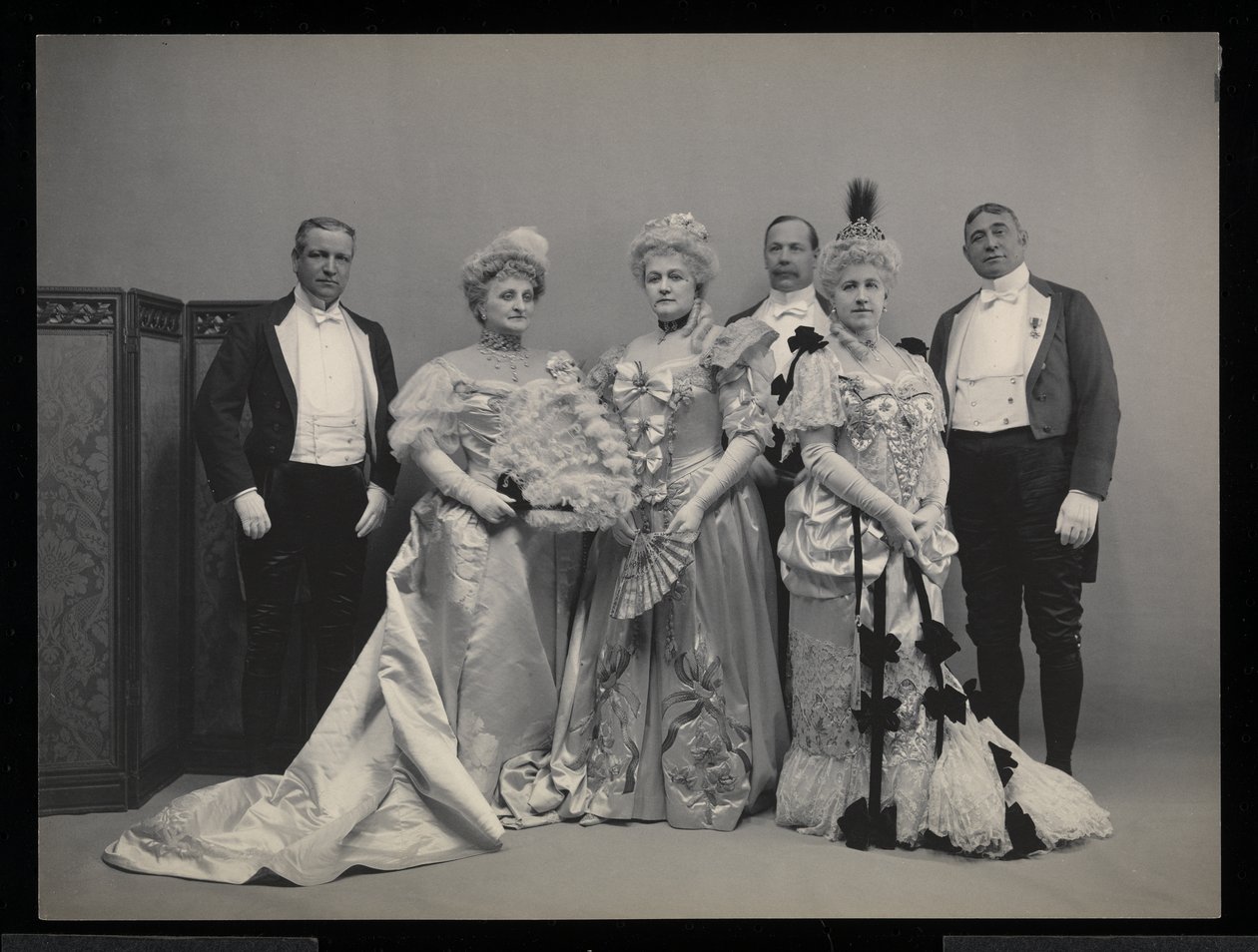 Ryhmäkuva Sydney Dillon Ripleystä, rouva J.T. Burden, rouva Wm. Jay, Benjamin Nicol ja eversti Wm. Jay James Hazen Hyde Ballissa New Yorkissa 31. tammikuuta 1905 (hopeagelatiiniprintti) tekijältä Byron Company