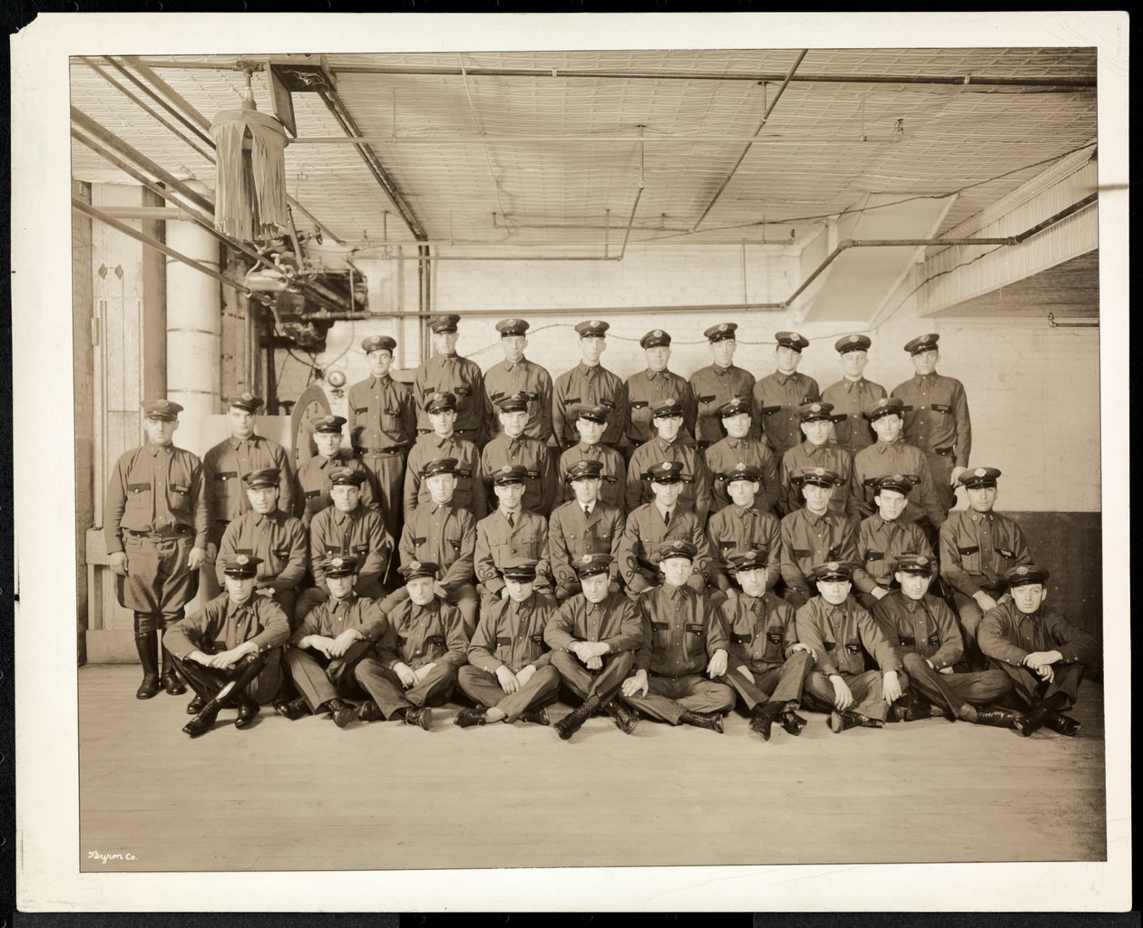 Ryhmämuotokuva virkapukuisista kuljettajista ja jakelumiehistä Carolyn Laundrylle osoitteessa 111 East 128th Street, East Harlem, New York, 1928 (hopeagelatiiniprintti) tekijältä Byron Company