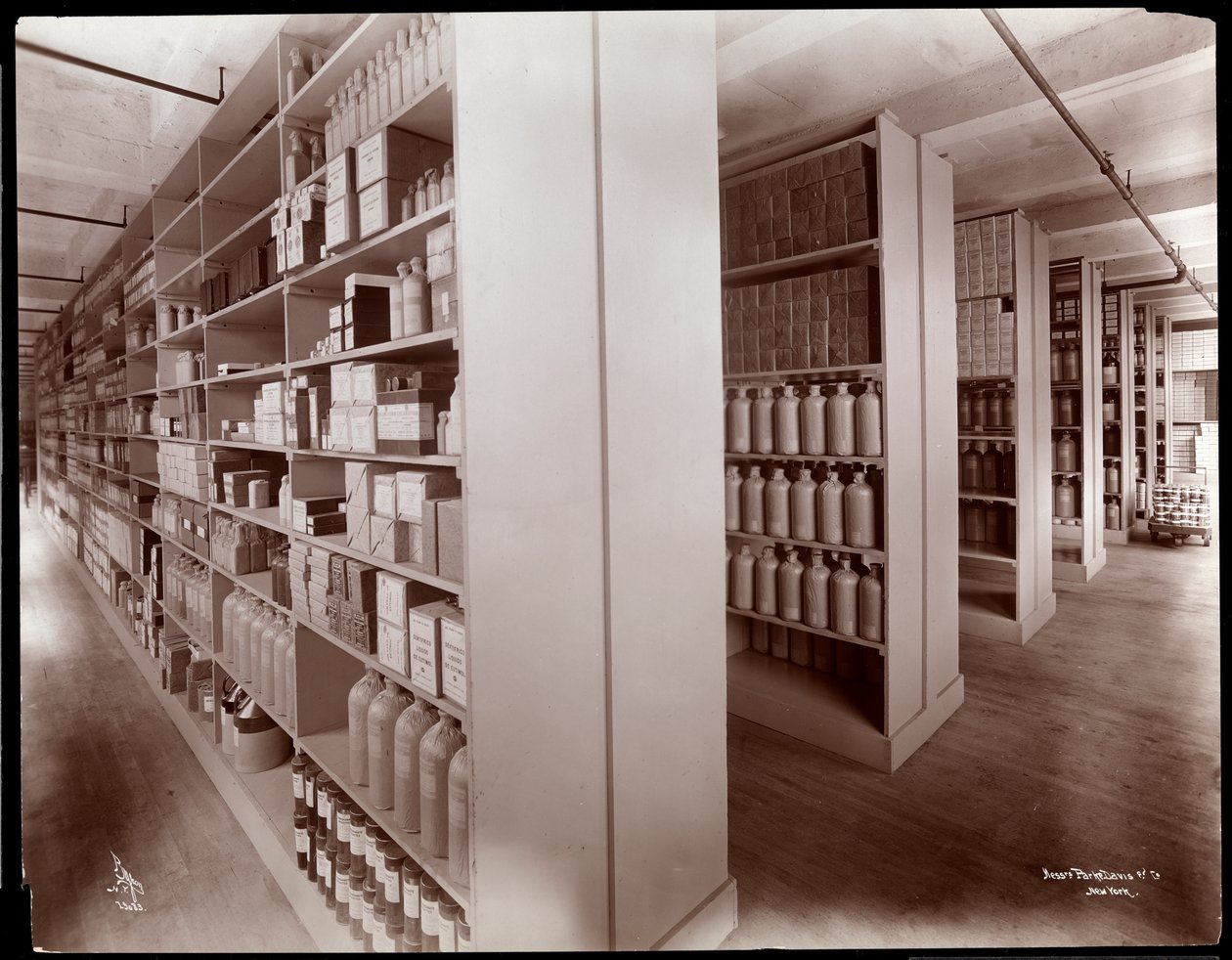 Parke, Davis und Co., kemistit, Hudson und Vestry Streets, New York, 1910 (hopeagelatiiniprintti) sijaitsevan kemikaalivaraston sisäkuva tekijältä Byron Company