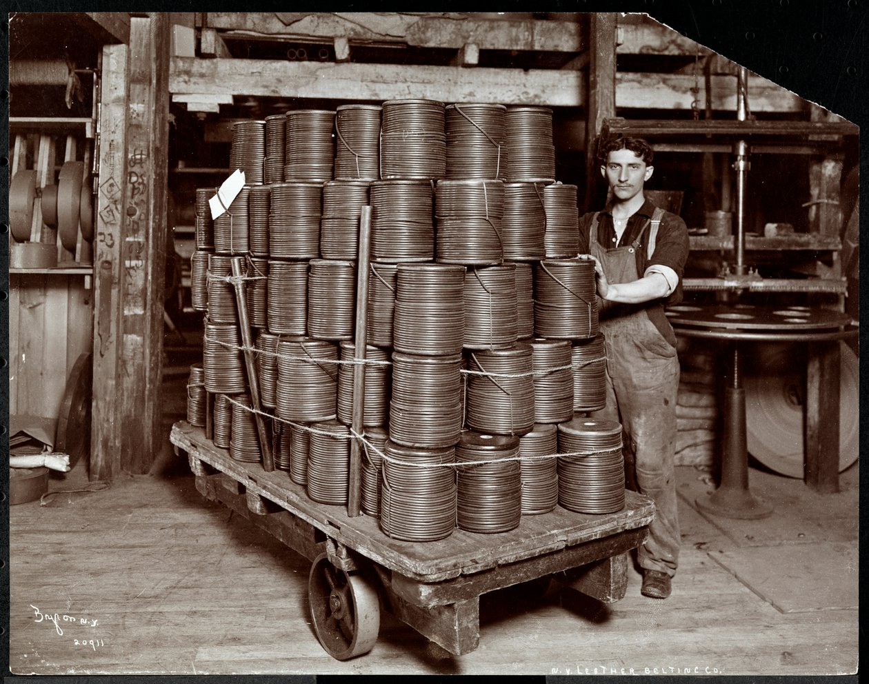 Sisäkuva miehestä, joka työskentelee nahkaa New York Leather Belting Co.:ssa, New York, 1906 (hopeagelatiiniprintti) tekijältä Byron Company