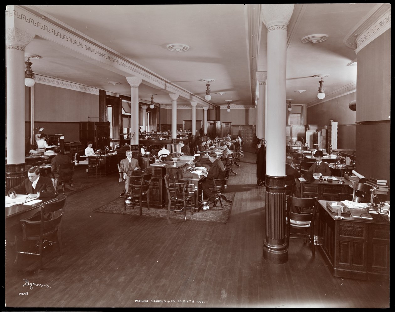 Sisäkuva avoimesta toimistokerroksesta osoitteessa Perkins, Goodwin und Co., 72 5th Avenue, New York, n. 1905 (hopeagelatiiniprintti) tekijältä Byron Company