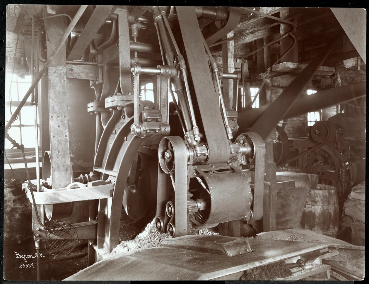 Sisäkuva suurista hihnakäyttöisistä mekaanisista laitteista New York Leather Belting Co.:ssa, New York, 1906 (hopeagelatiiniprintti) tekijältä Byron Company