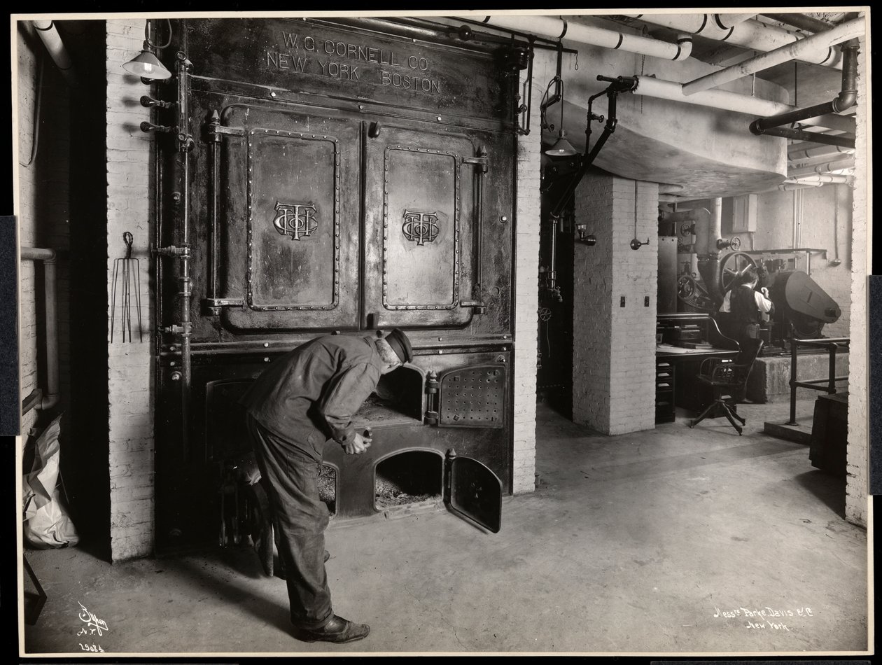 Sisäkuva miehistä, jotka työskentelevät uunihuoneessa Parkessa, Davis und Co., kemistit, Hudson und Vestry Streets, New York, 1910 (hopeagelatiiniprintti) tekijältä Byron Company