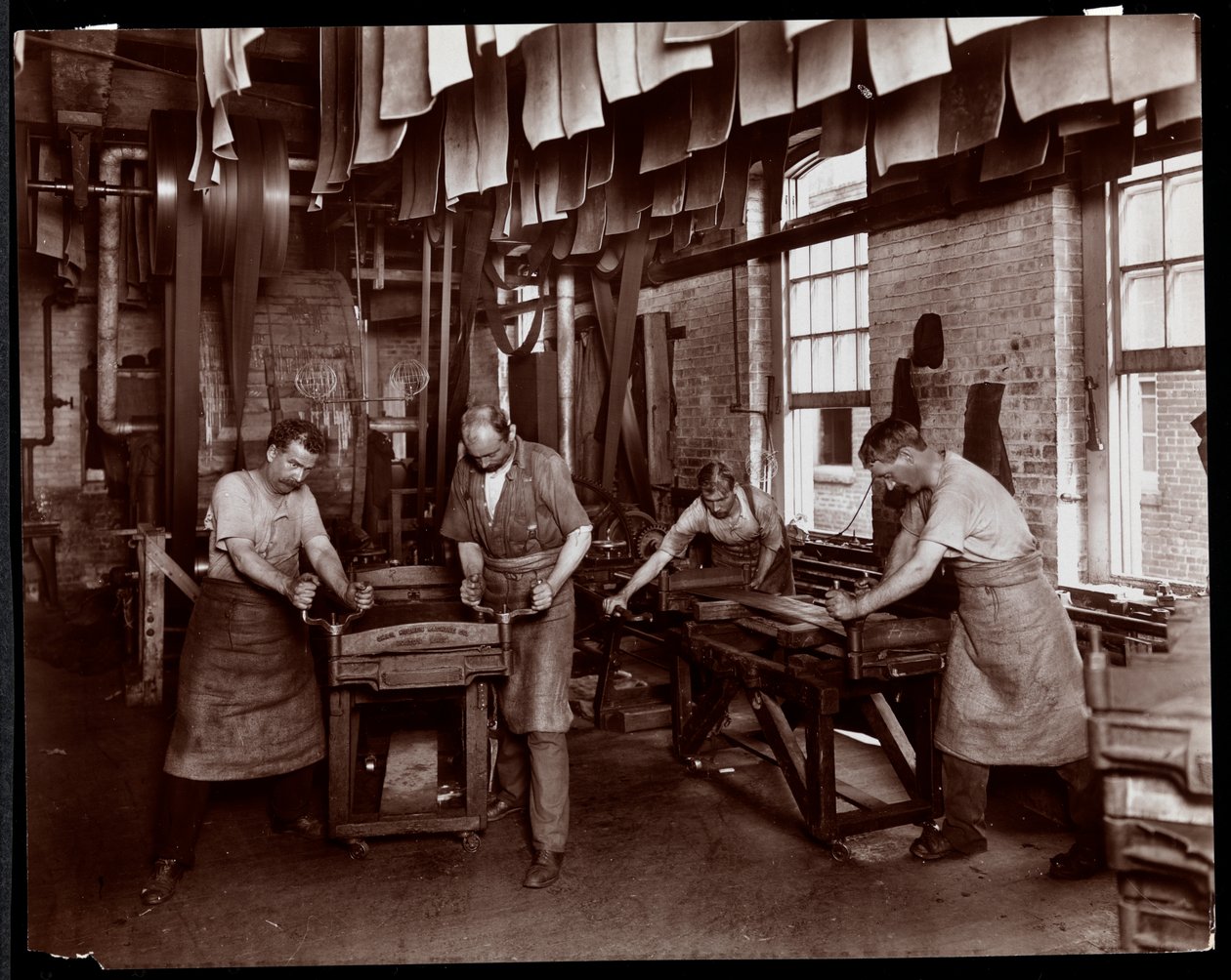 Sisäkuva miehistä, jotka työskentelevät nahkaa New York Leather Belting Co.:ssa, New York, 1905-06 (hopeagelatiiniprintti) tekijältä Byron Company