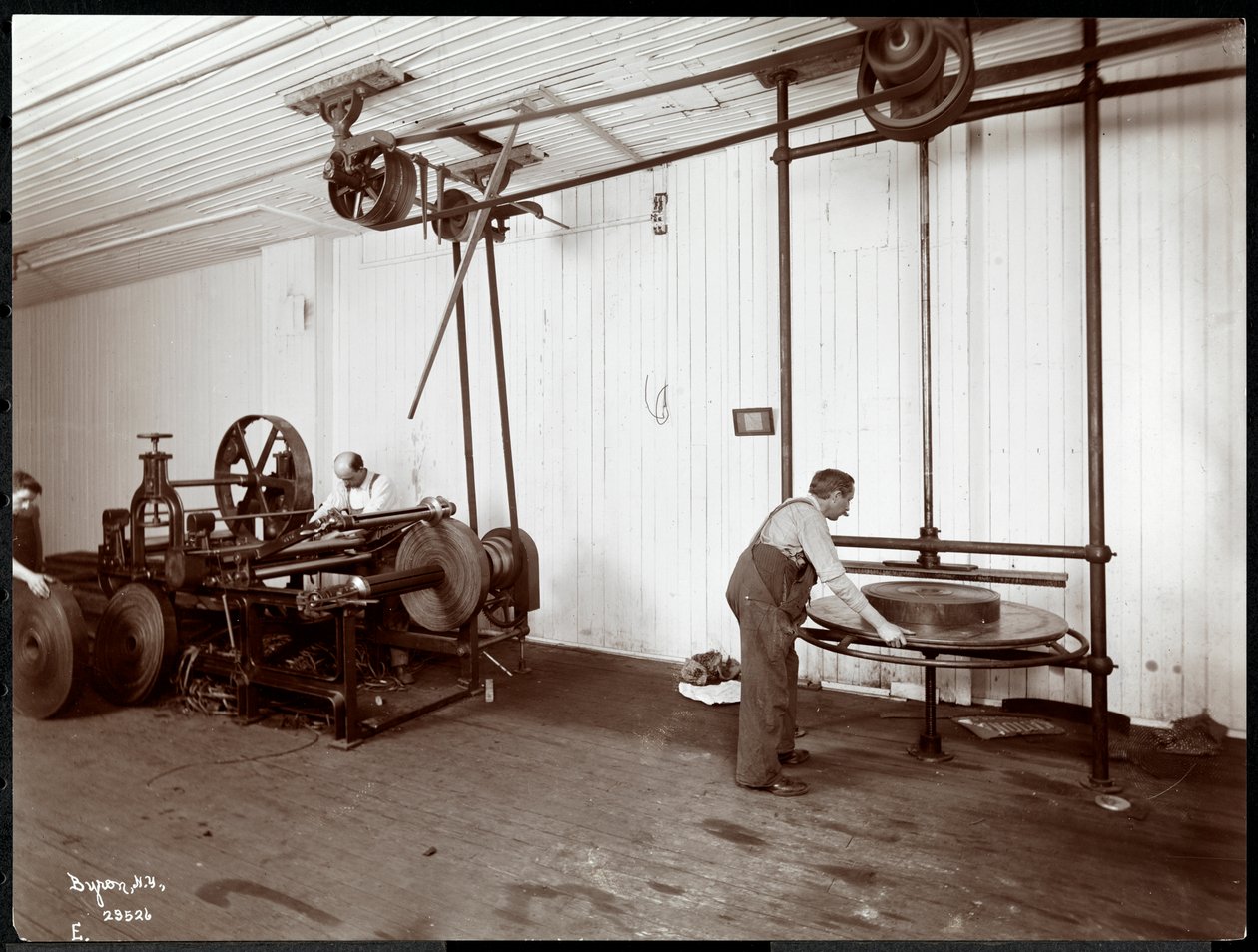 Sisäkuva miehistä, jotka työskentelevät nahkaa New York Leather Belting Co.:ssa, New York, 1906 (hopeagelatiiniprintti) tekijältä Byron Company