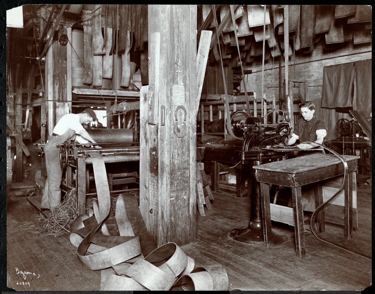 Sisäkuva miehistä, jotka työskentelevät nahkaa New York Leather Belting Co.:ssa, New Yorkissa, 1905 tai 1906 (hopeagelatiiniprintti) tekijältä Byron Company