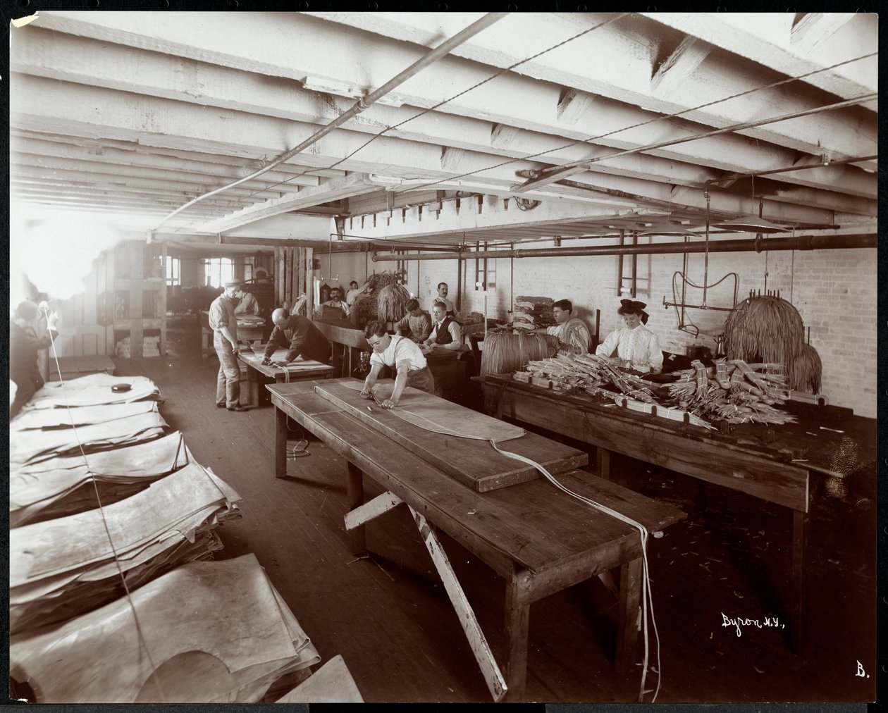 New York Leather Belting Co:n sisäkuva, New York, 1906 (hopeagelatiinivedos). tekijältä Byron Company