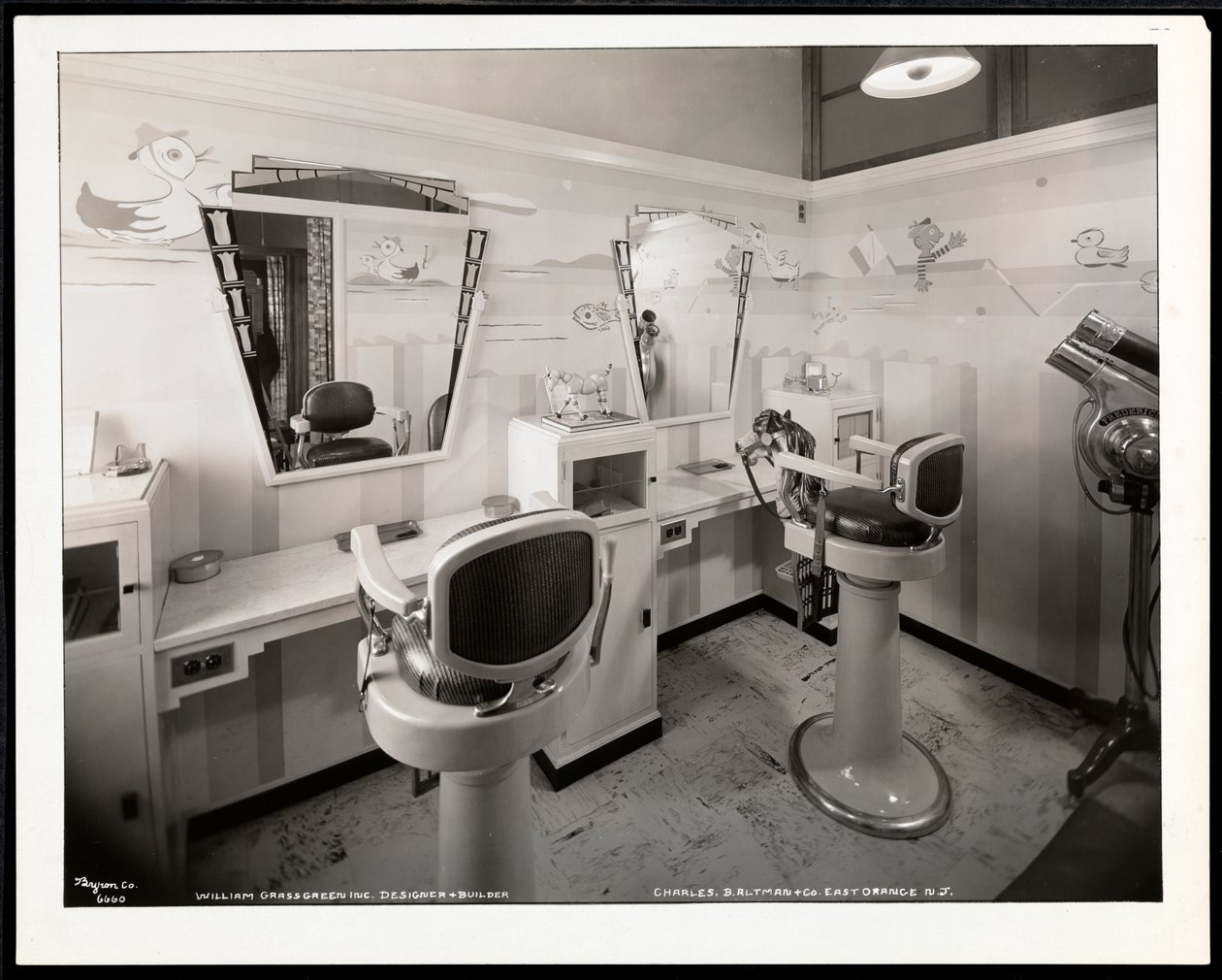 Sisäkuva lasten hiustenleikkuuhuoneesta Charles of the Ritz -kauneushoitolassa B. Altman und Co:ssa, New Jersey, 1932 (hopeagelatiinivedos). tekijältä Byron Company
