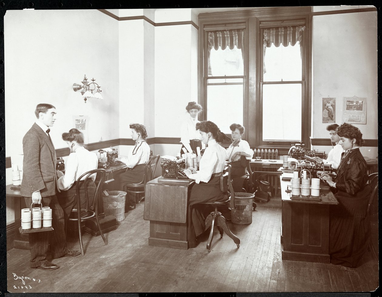 Sisäkuva naisista sanelukoneiden ääressä New York Edison Co:ssa, 55 Duane Street, New York, 1910 (hopeagelatiinivedos). tekijältä Byron Company