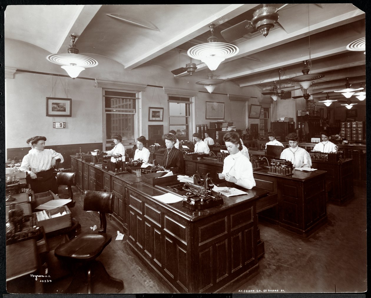 Sisäkuva naisista sanelukoneissa New York Edison Co.:ssa osoitteessa 55 Duane Street, New York, 1905 (hopeagelatiiniprintti) tekijältä Byron Company