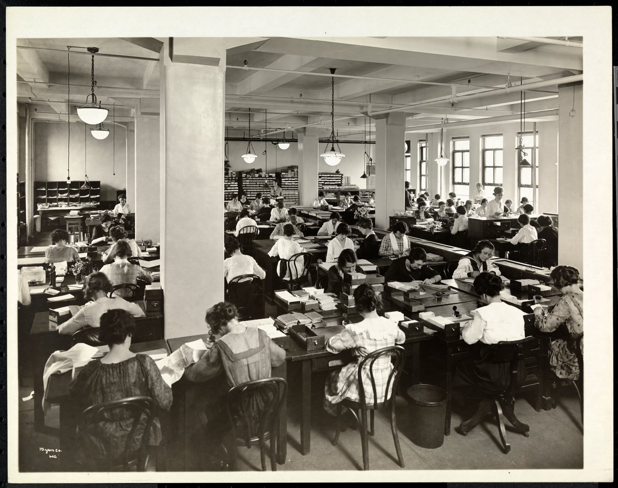 Sisäkuva naisista, jotka työskentelevät tilausosastolla International Magazine Co.:ssa, 119 West 40th Street, New York, 1919 (hopeagelatiiniprintti) tekijältä Byron Company