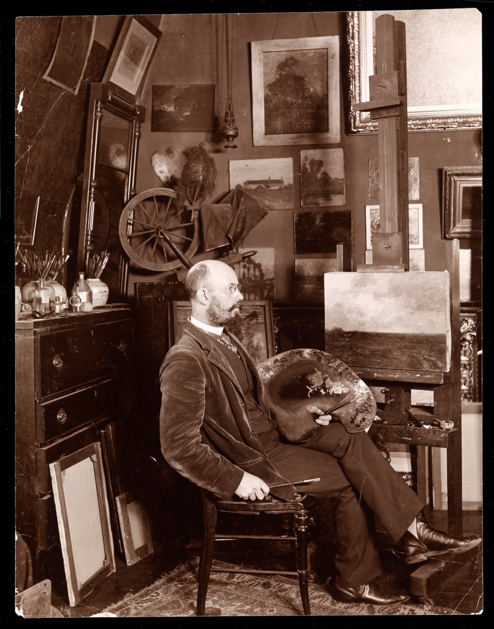John Francis Murphy studiossaan Chelseassa, West 23rd Street, New York, n. 1895 (hopeagelatiiniprintti) tekijältä Byron Company