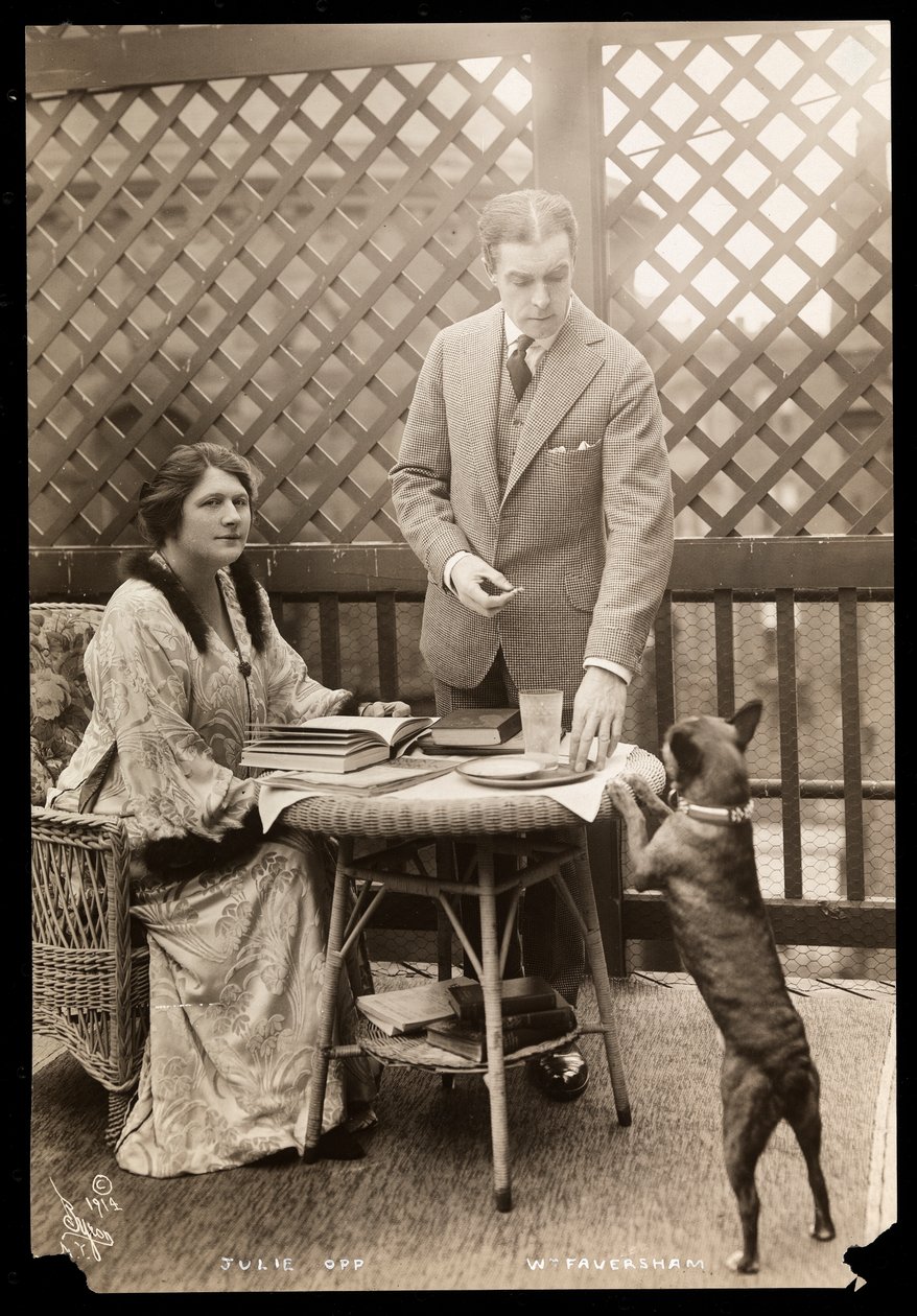 Julie Opp ja William Faversham Bostoninterrieriensä kanssa, 1914 (hopeagelatiiniprintti) tekijältä Byron Company