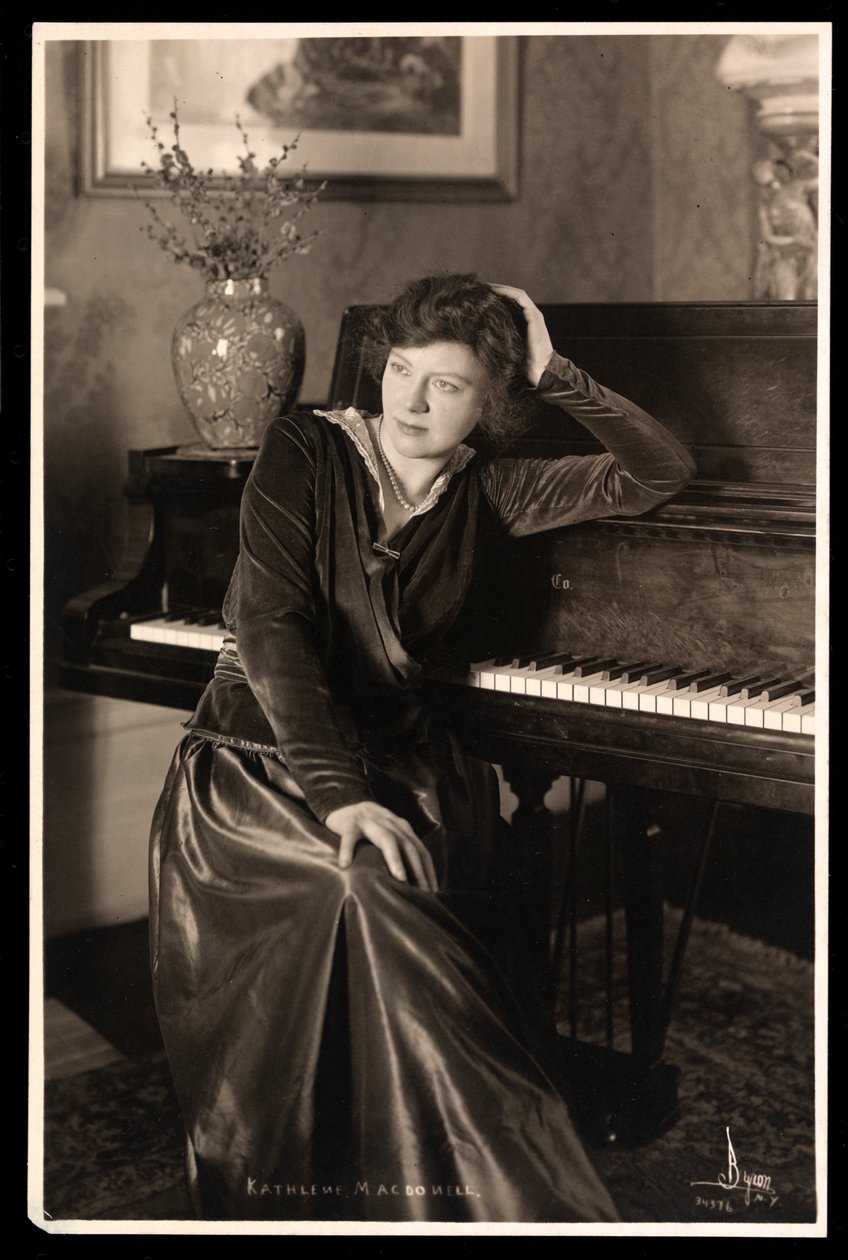 Kathleen MacDonell, n. 1914 (hopeagelatiiniprintti) tekijältä Byron Company
