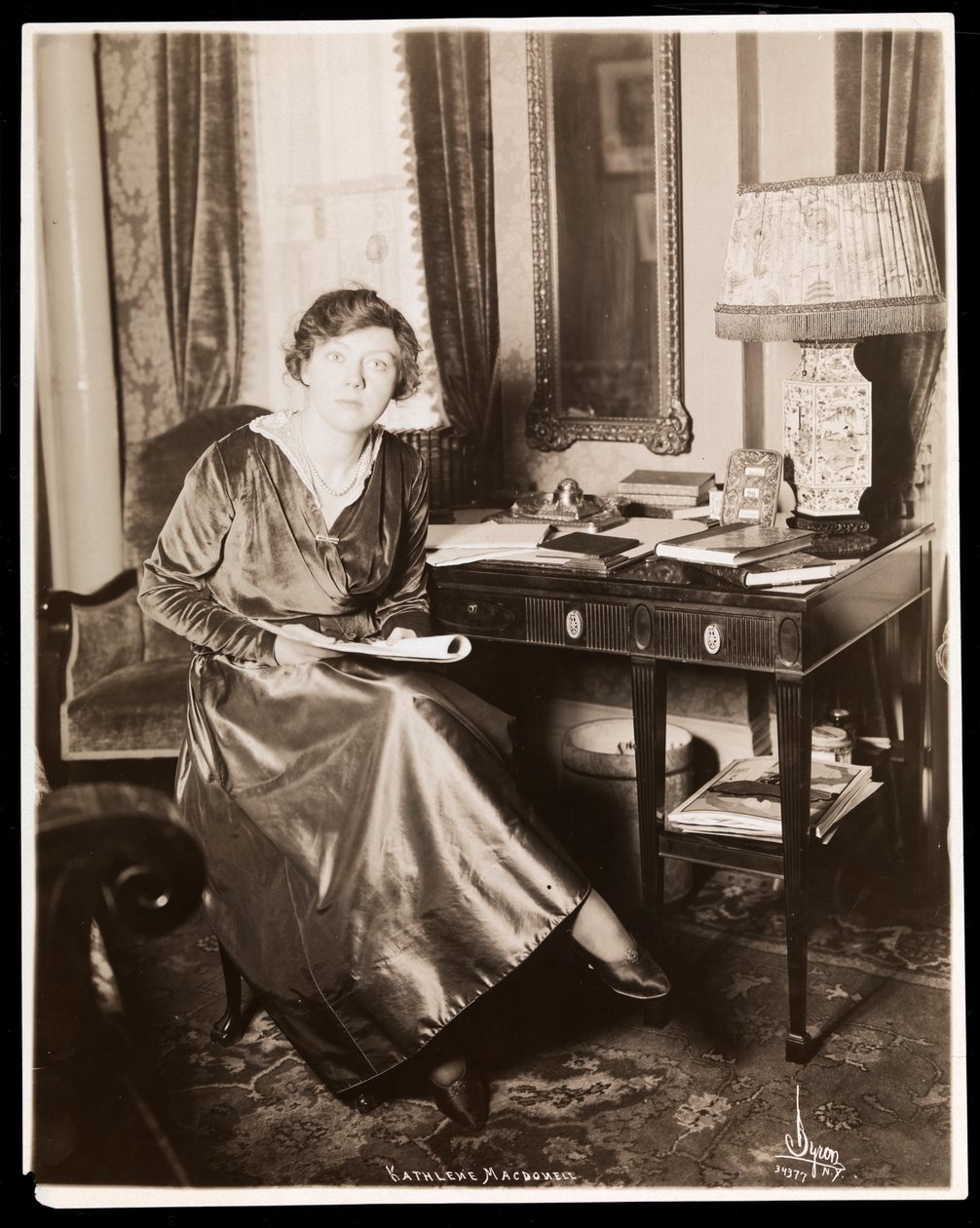 Kathleen MacDonell, n. 1914 (hopeagelatiiniprintti) tekijältä Byron Company
