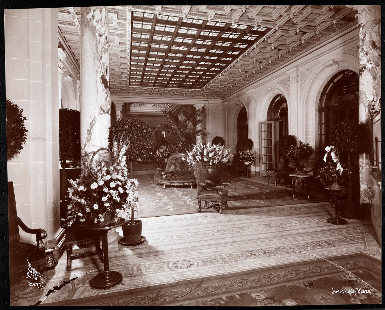 Copley Plaza -hotellin aula, Boston, 1912 tai 1913 (hopeagelatiiniprintti) tekijältä Byron Company
