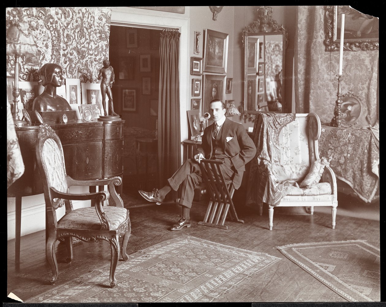 Malcolm Strauss studiossaan New Yorkissa, n. 1895 (hopeagelatiiniprintti) tekijältä Byron Company
