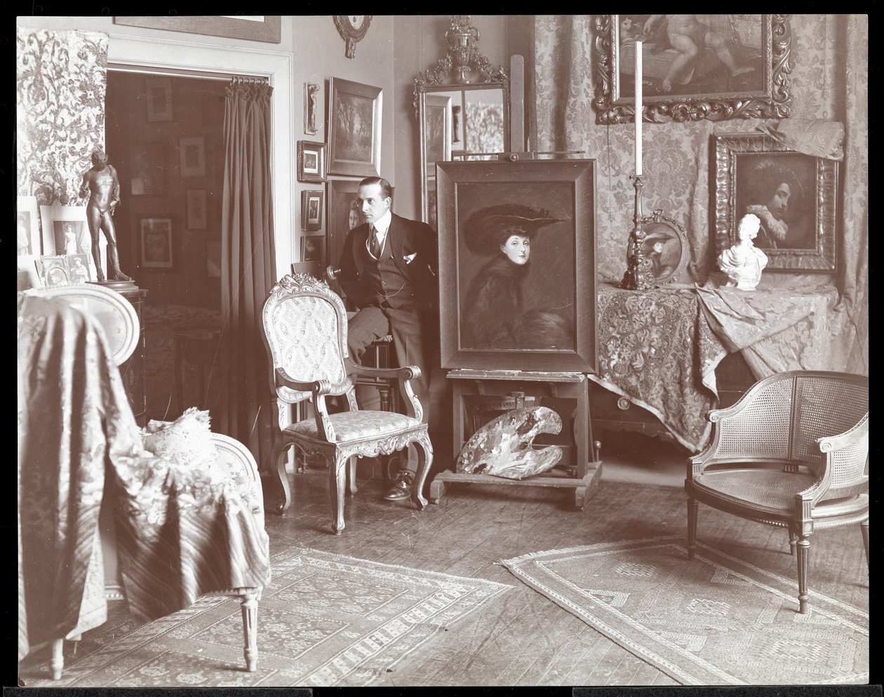 Malcolm Strauss studiossaan New Yorkissa, n. 1895 (hopeagelatiiniprintti) tekijältä Byron Company