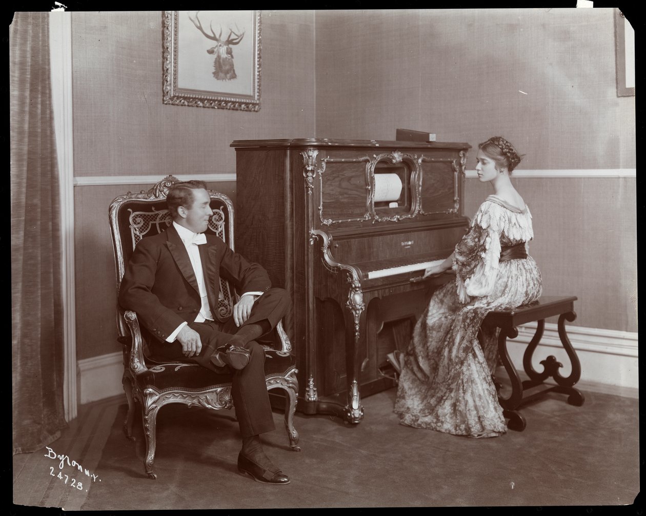 Mies ja nainen soittavat pianoa, New York, 1907 (hopeagelatiiniprintti) tekijältä Byron Company