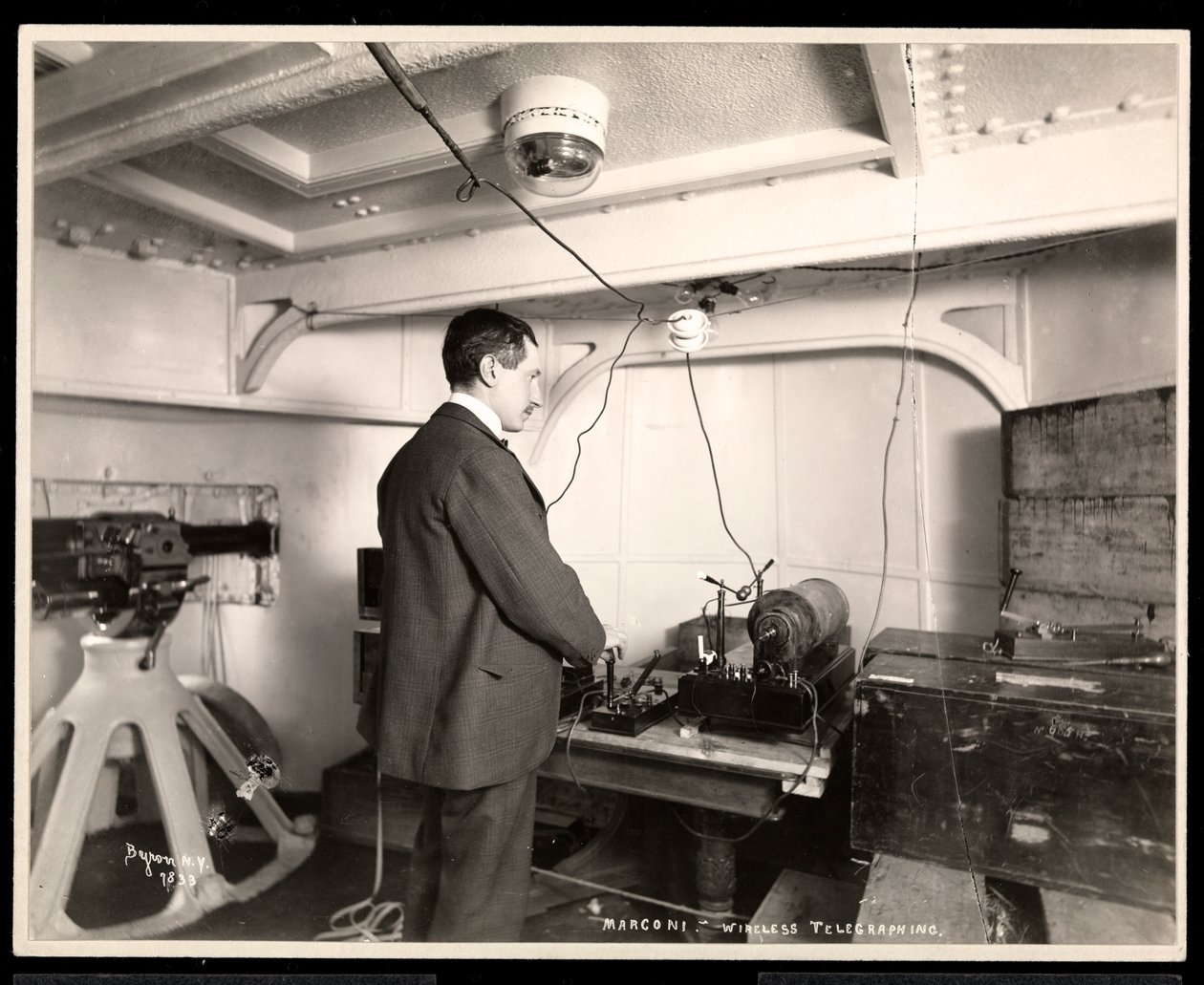 Marconi ja hänen langaton lennätin, 1899-1900 (hopeagelatiiniprintti) tekijältä Byron Company