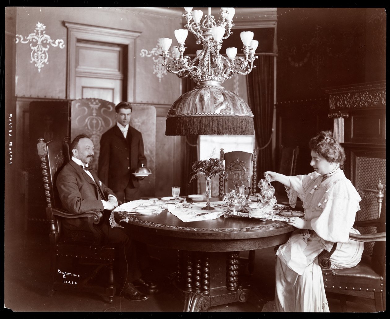 Martha Morton kotona, 1902 (hopeagelatiiniprintti) tekijältä Byron Company