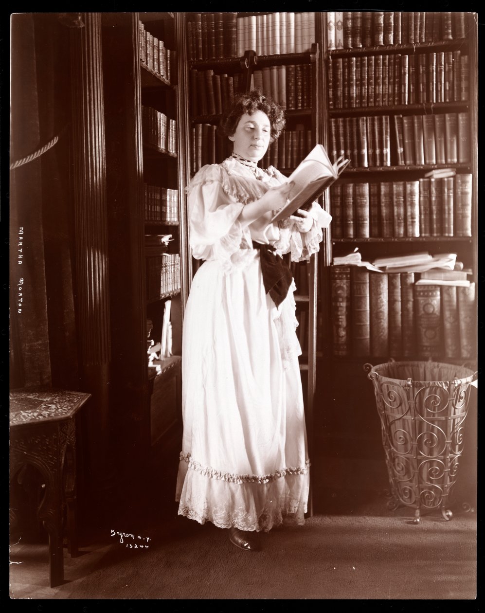 Martha Morton kirjastossaan, 1902 (hopeagelatiinipaino). tekijältä Byron Company