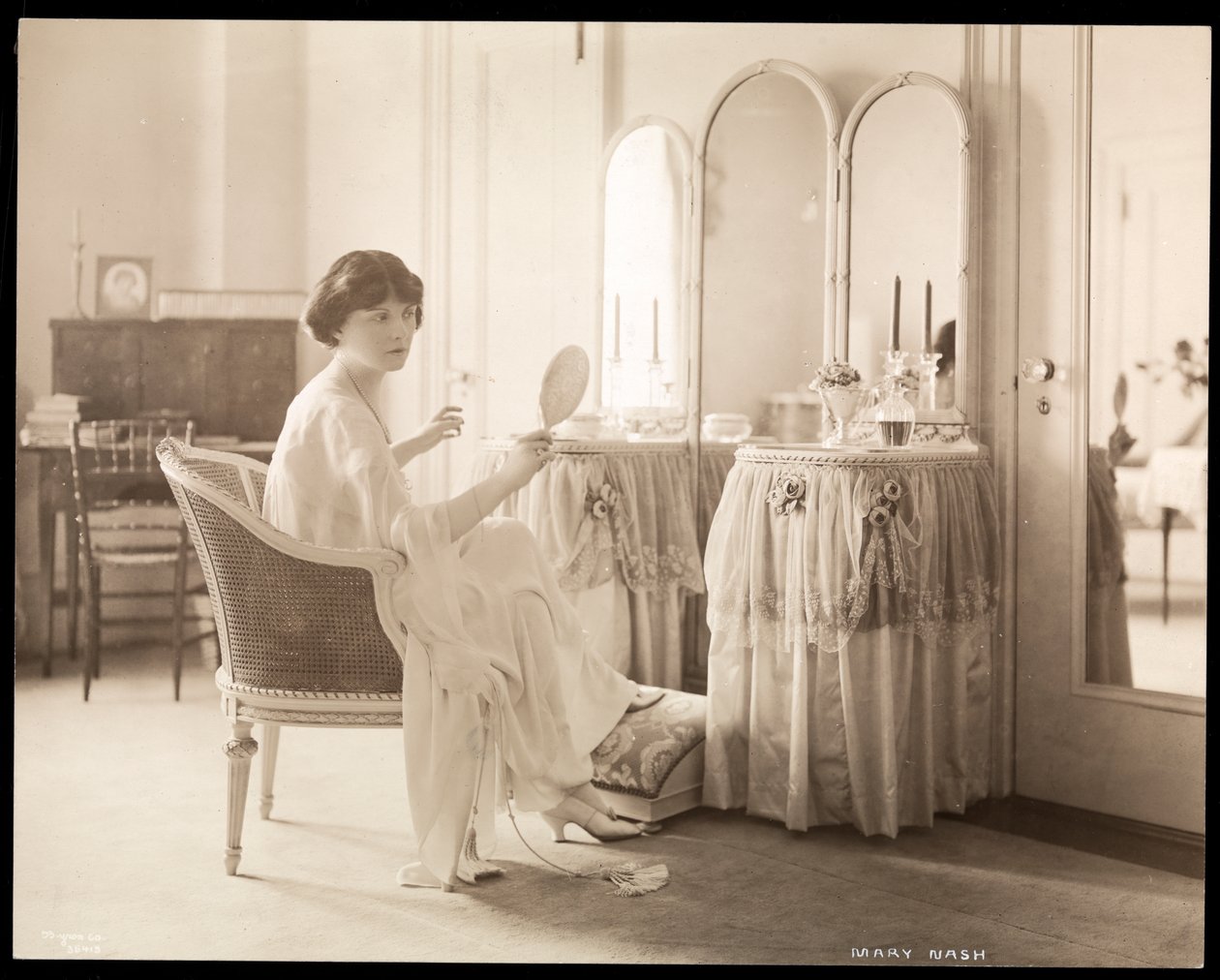 Mary Nash kotona, 1915 (hopeagelatiiniprintti) tekijältä Byron Company