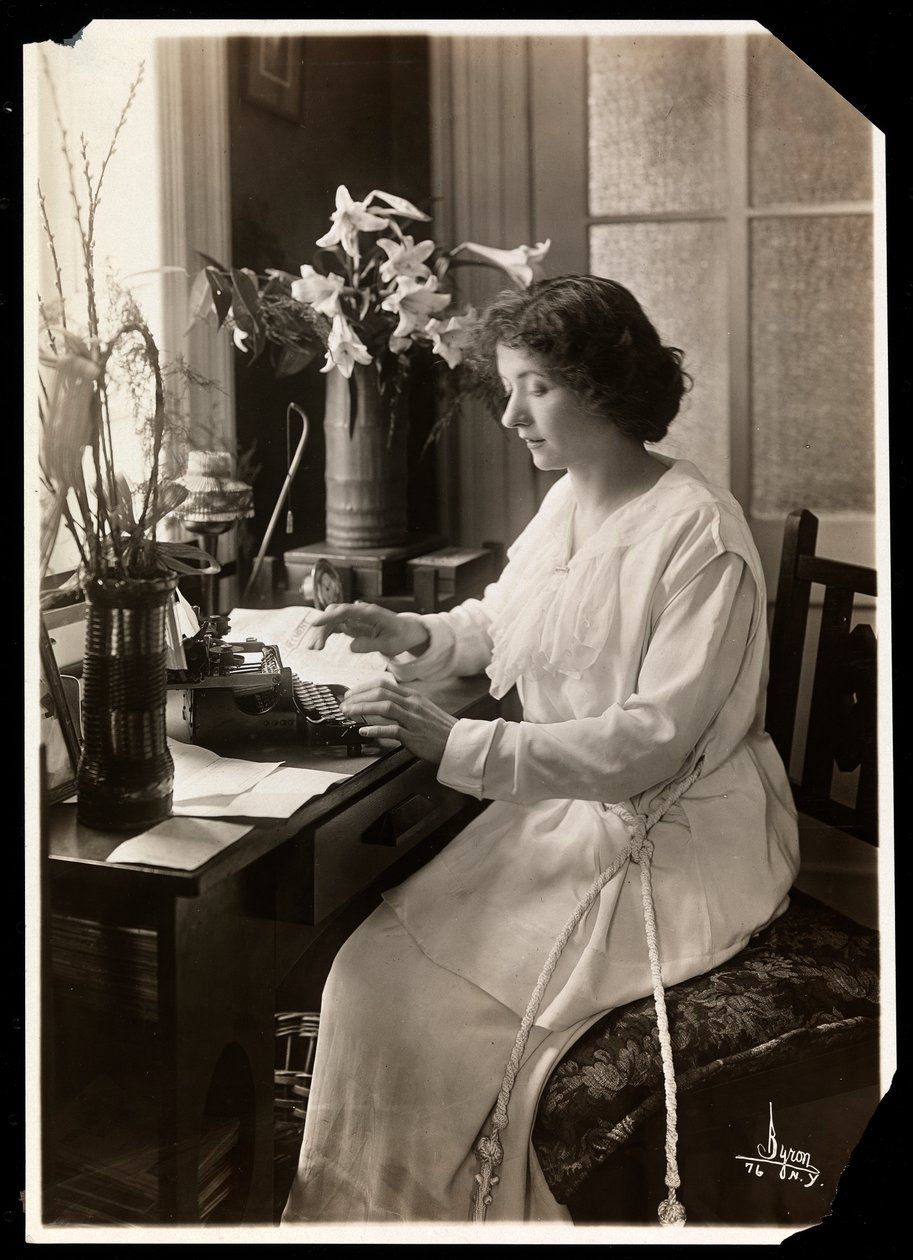 Maude Fealy istuu kirjoituskoneen ääressä, n. 1915 (hopeagelatiiniprintti) tekijältä Byron Company
