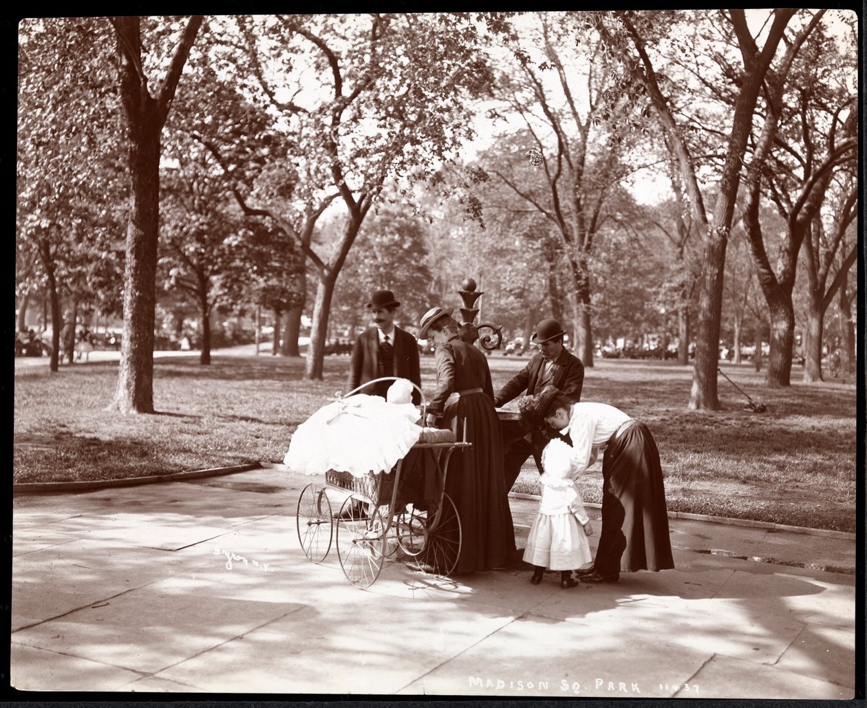 Miehet ja naiset lasten kanssa juomalähteellä Madison Square Parkissa, New Yorkissa, 1898 (hopeagelatiiniprintti) tekijältä Byron Company