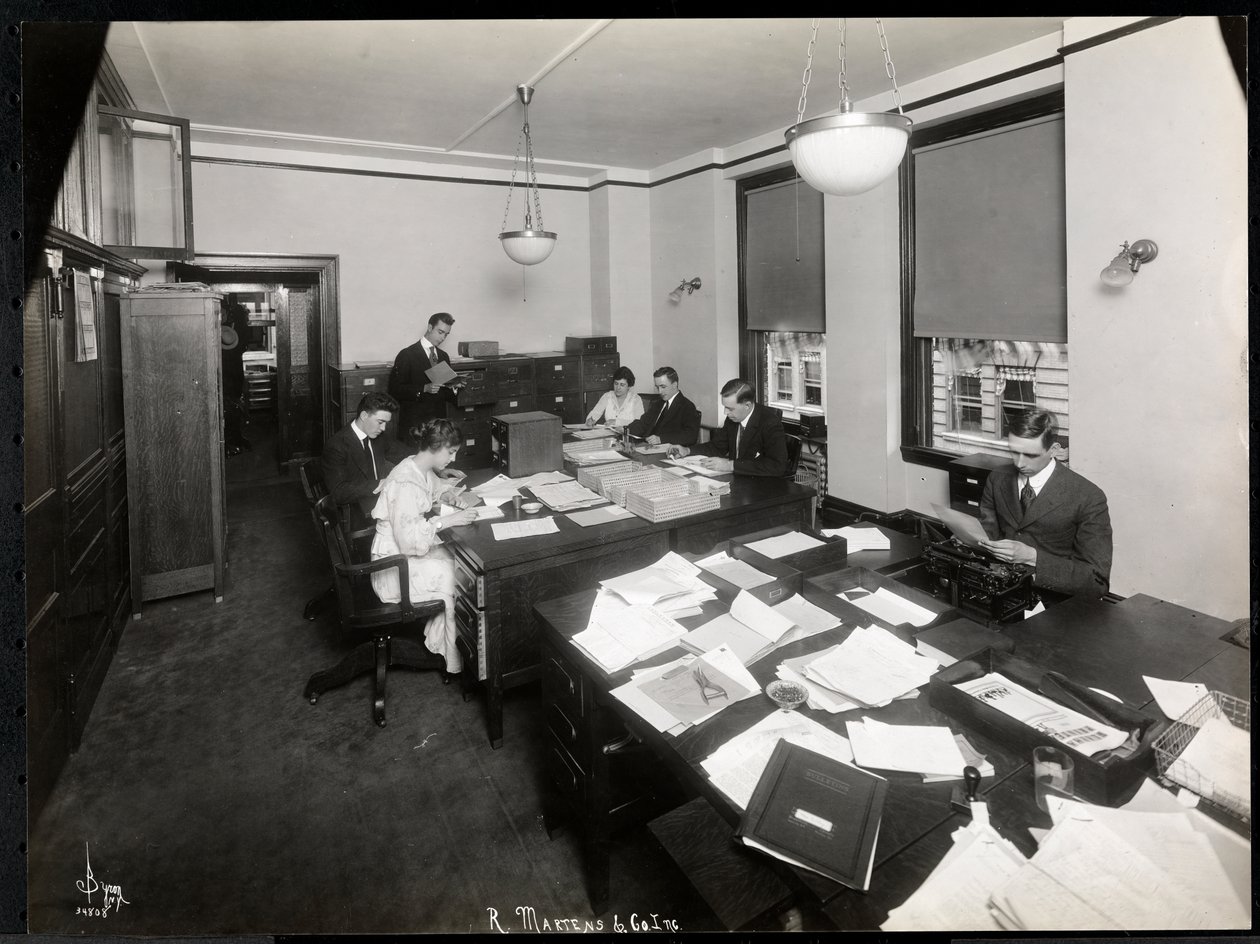 Miehet ja naiset, jotka työskentelevät R. Martens und Co. Inc:n vienti- ja arkistointitoimistossa, New York, 1916–1917 (hopeagelatiiniprintti) tekijältä Byron Company