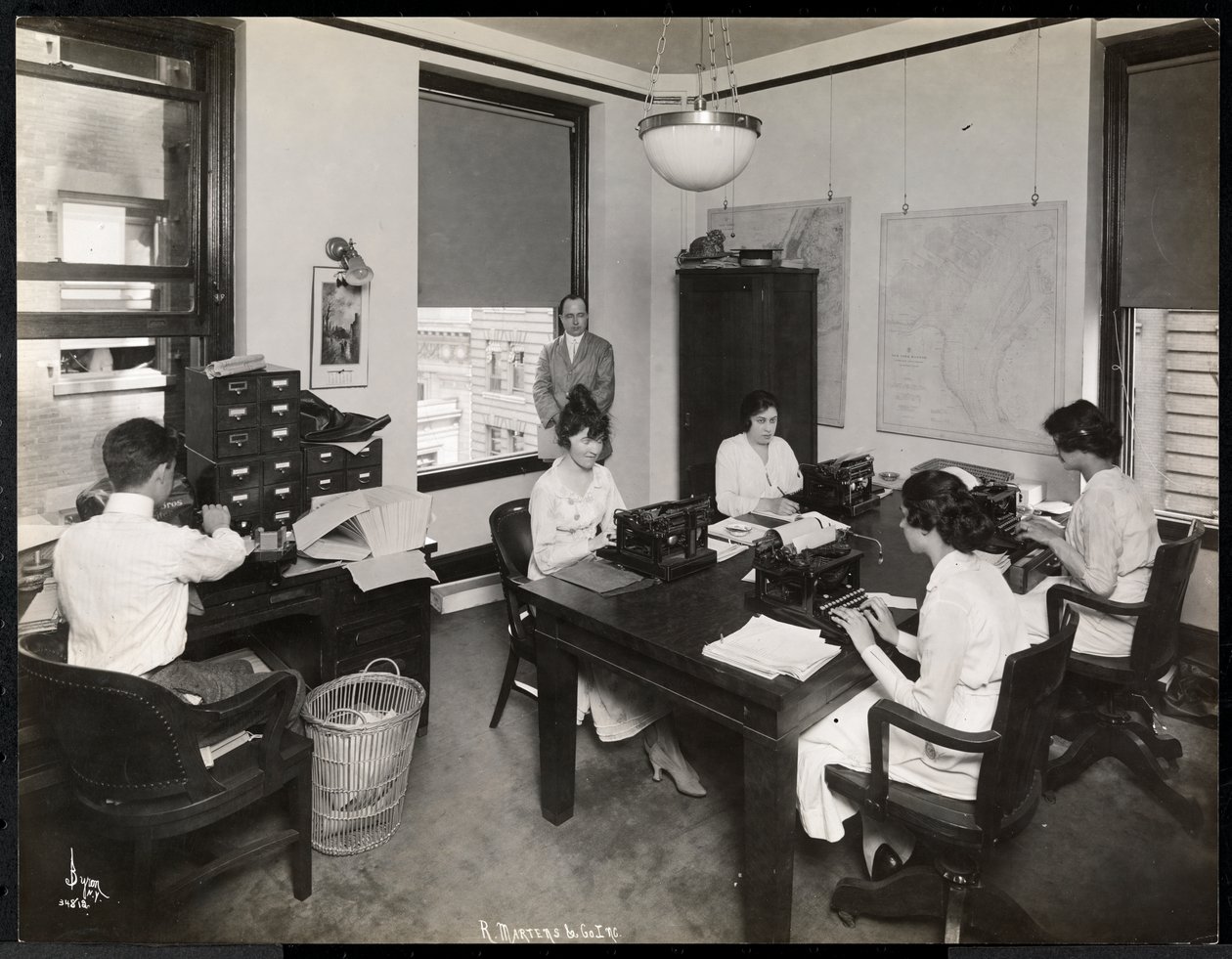 Miehet ja naiset, jotka työskentelevät R. Martens und Co. Inc:n pikakirjoittajien osastolla, New York, 1916 tai 1917 (hopeagelatiiniprintti) tekijältä Byron Company