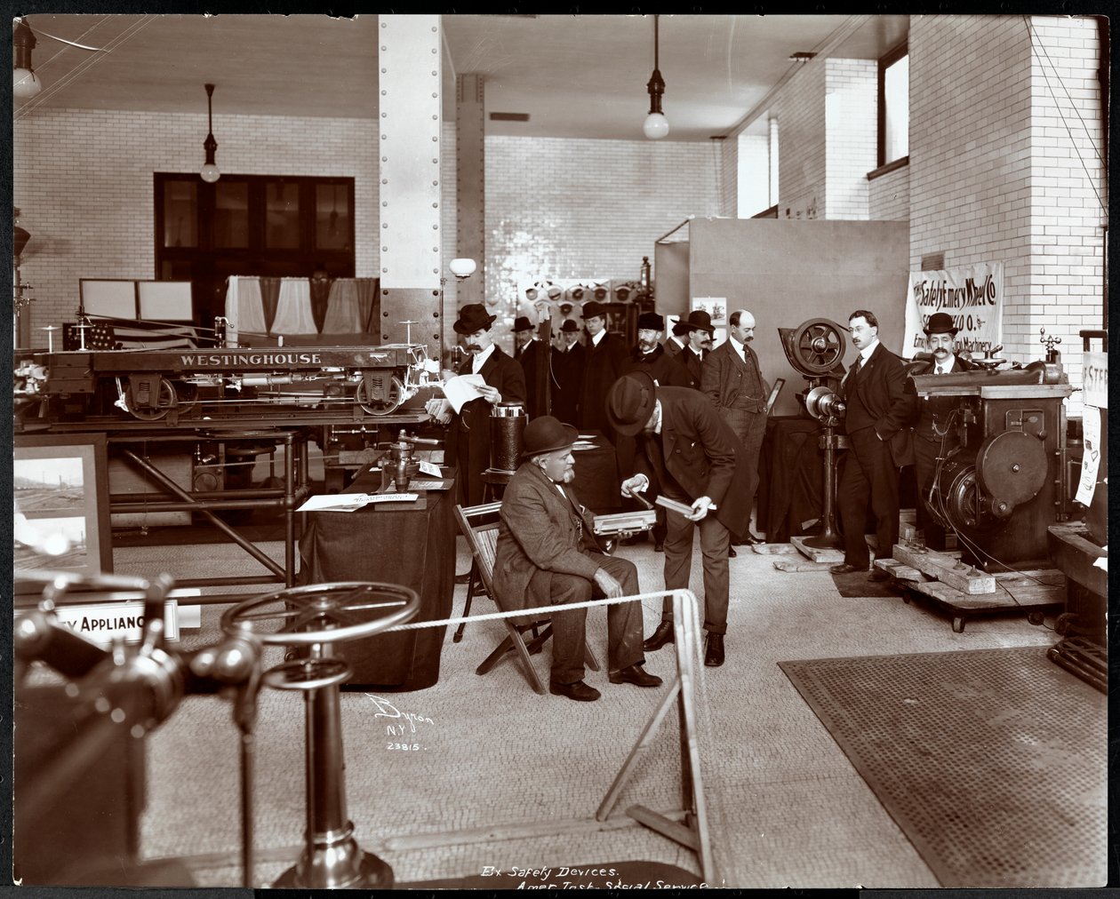 Miehet turvalaitteiden näyttelyssä American Institute of Social Servicessä, New Yorkissa, 1906-07 (hopeagelatiiniprintti) tekijältä Byron Company