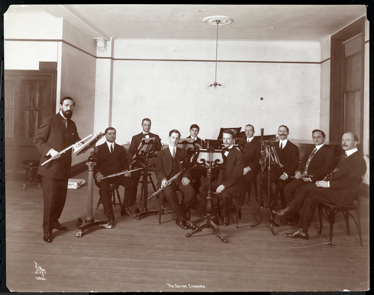 Barrere Ensemble -orkesterin miehiä puhallinsoittimien kanssa, 1910 (hopeagelatiinivedos). tekijältä Byron Company