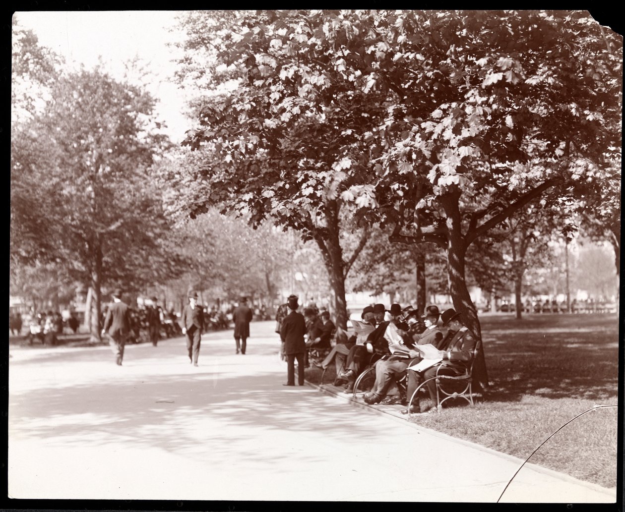 Miehet puiston penkeillä Union Squarella, New Yorkissa, n. 1903 (hopeagelatiiniprintti) tekijältä Byron Company