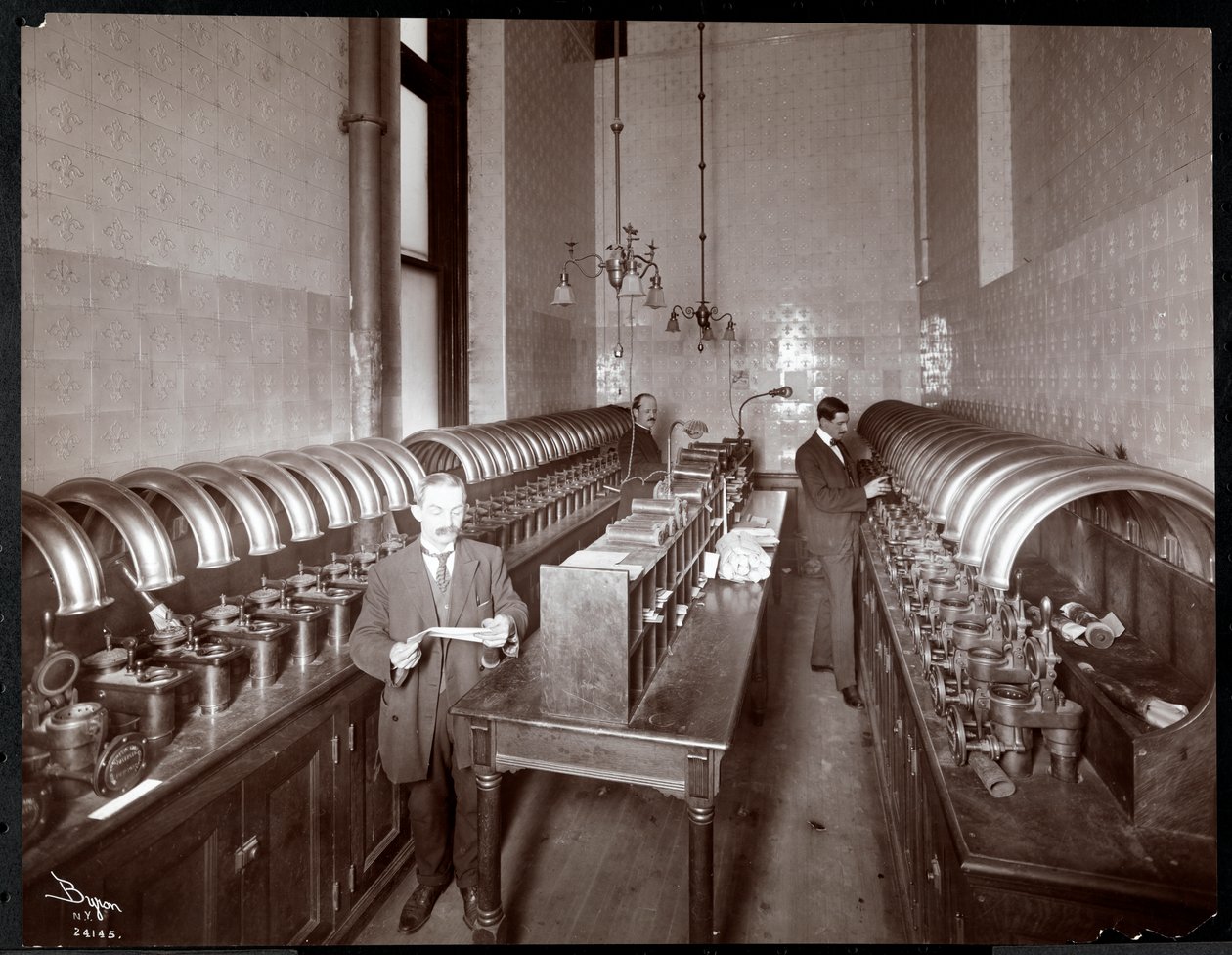 Miehet lähettävät postia pneumaattisesta letkukuljetushuoneesta Metropolitan Life Insurance Co:ssa osoitteessa 23rd Street ja Madison Avenue, New York, 1907 (hopeagelatiiniprintti) tekijältä Byron Company