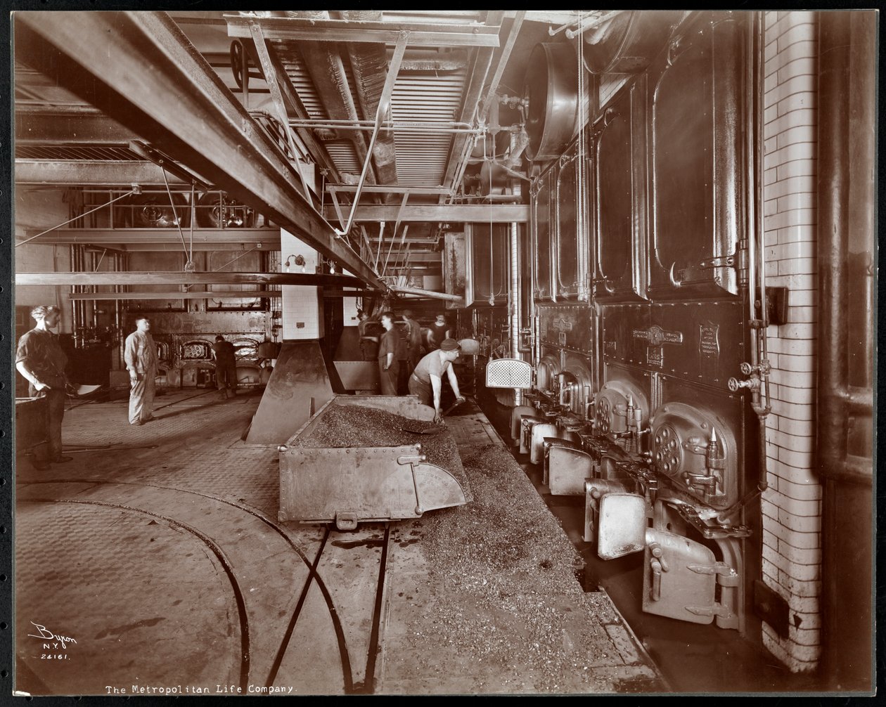 Miehet lapioivat hiiltä Metropolitan Life Insurance Co:n kattiloihin 23rd Streetin ja Madison Avenuen kulmassa, New York, 1907 (hopeagelatiinivedos). tekijältä Byron Company