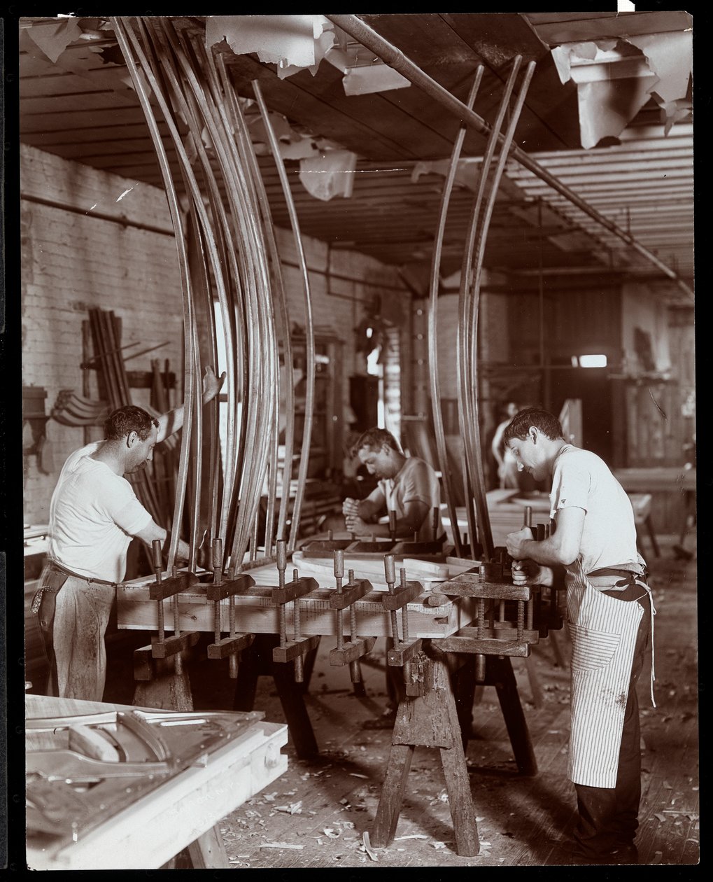 Miehet työskentelevät pianotehtaalla, 1907 (hopeagelatiiniprintti) tekijältä Byron Company