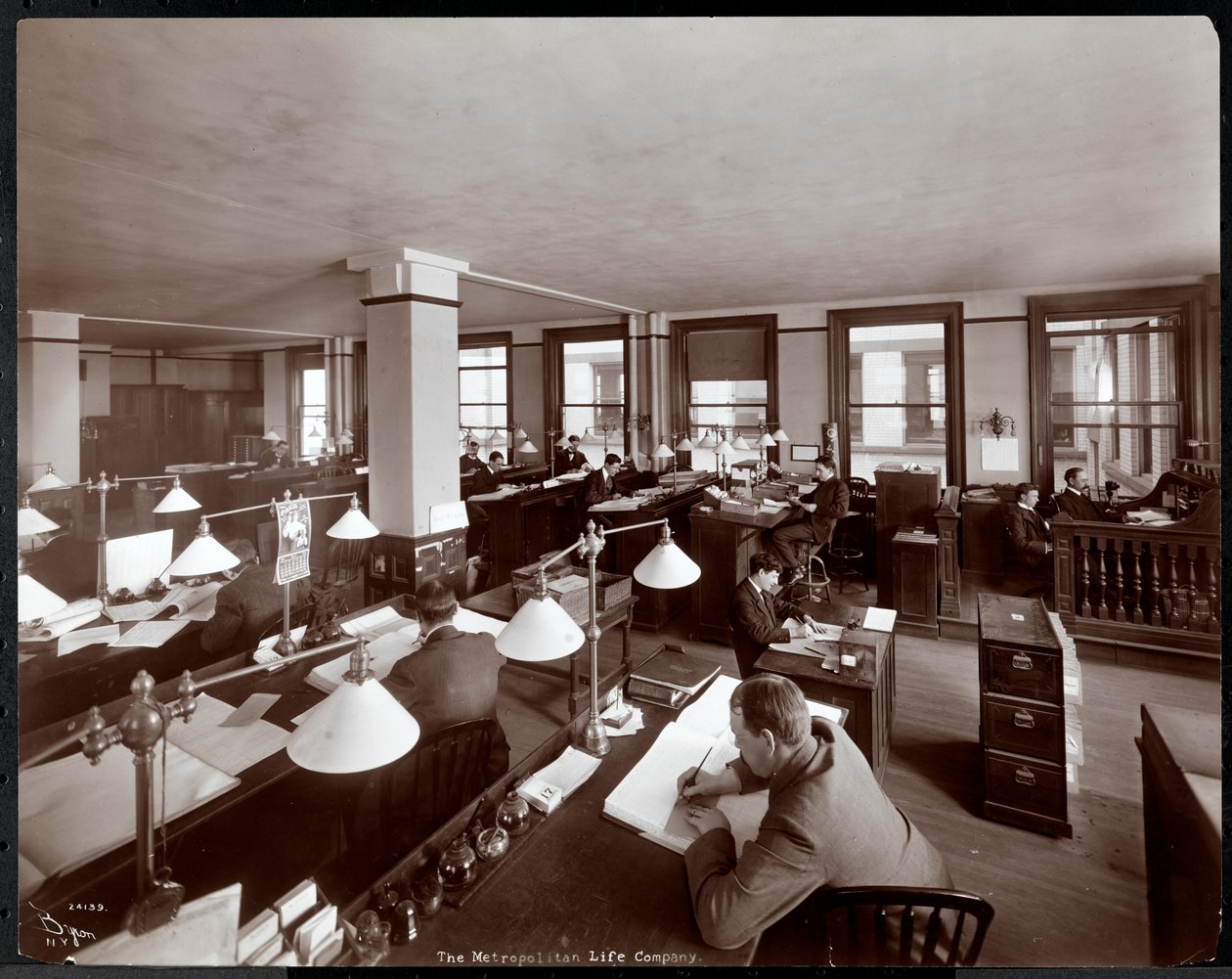Miehet työskentelevät Metropolitan Life Insurance Co:n toimistossa osoitteessa 23rd Street ja Madison Avenue, New York, 1907 (hopeagelatiiniprintti) tekijältä Byron Company