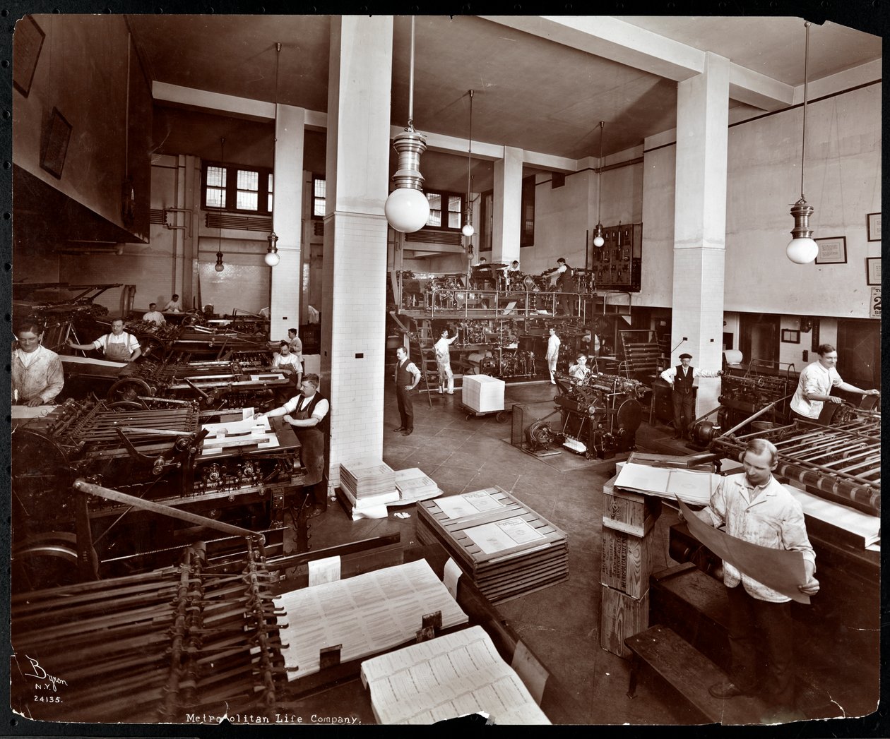 Miehet, jotka työskentelevät kirjapainossa Metropolitan Life Insurance Co.:ssa osoitteessa 23rd Street ja Madison Avenue, New York, 1907 (hopeagelatiiniprintti) tekijältä Byron Company