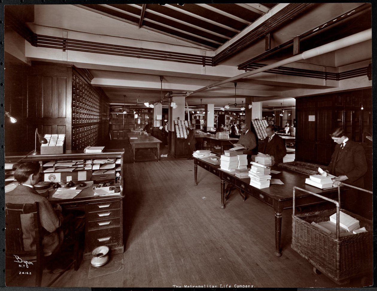 Miehet työskentelevät lajitteluhuoneessa Metropolitan Life Insurance Co.:ssa osoitteessa 23rd Street ja Madison Avenue, New York, 1907 (hopeagelatiiniprintti) tekijältä Byron Company