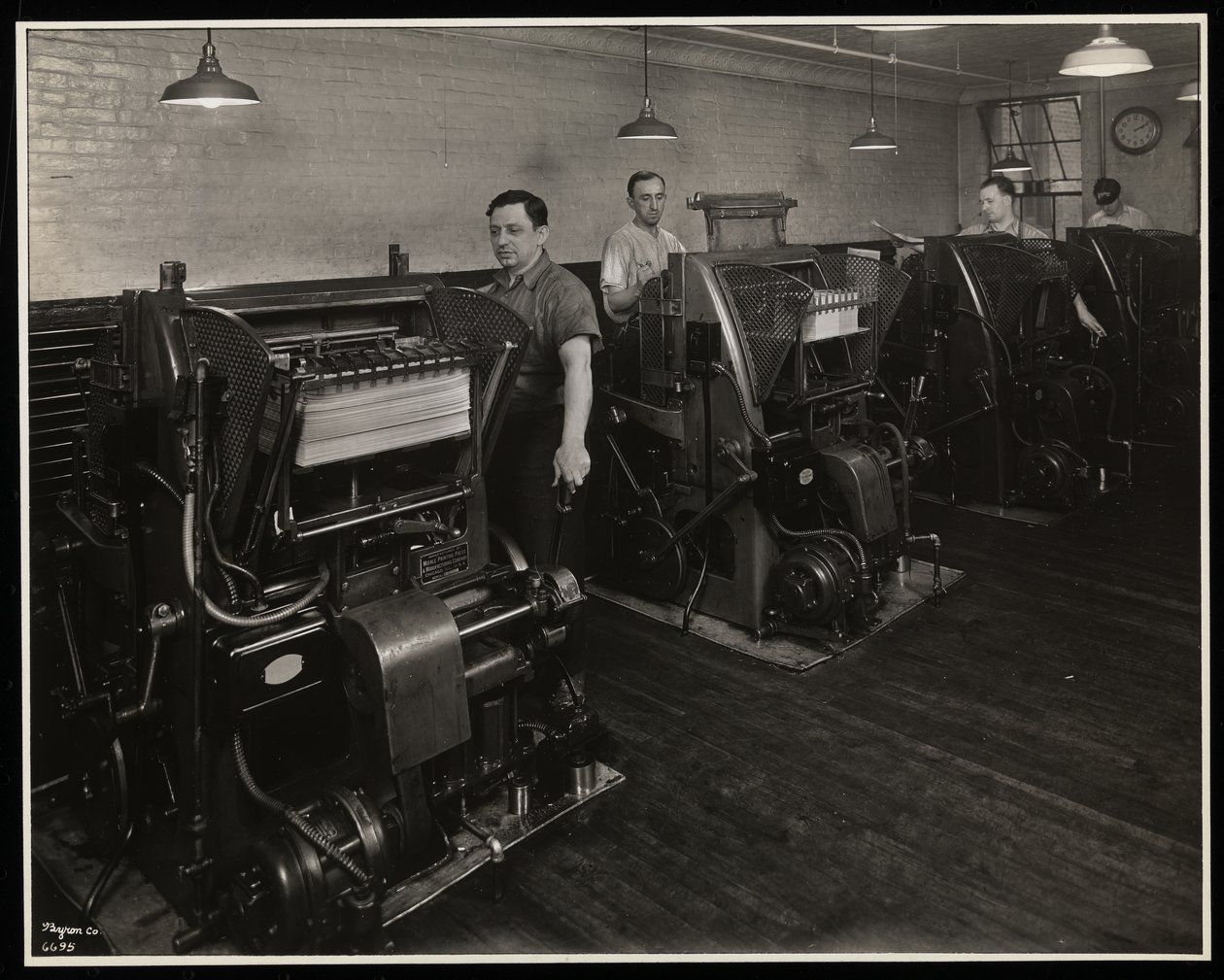 Miehet työskentelevät painokoneissa Unz und Co.:ssa, 24 Beaver Street, New York, 1932 (hopeagelatiiniprintti) tekijältä Byron Company
