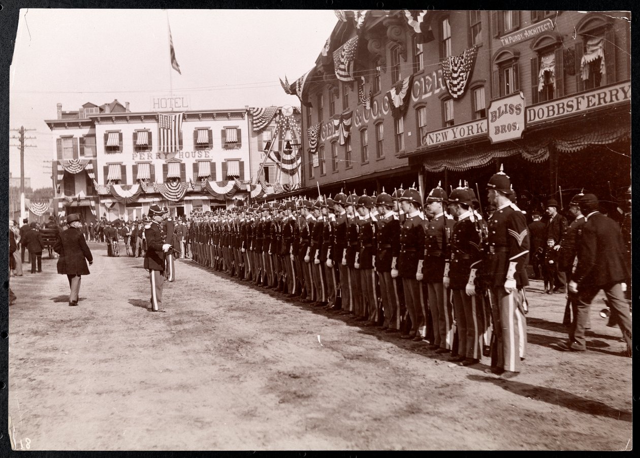 Sotilaskokoonpano kadulla Dobbs Ferryssä, New Yorkissa, 1898 (hopeagelatiiniprintti) tekijältä Byron Company