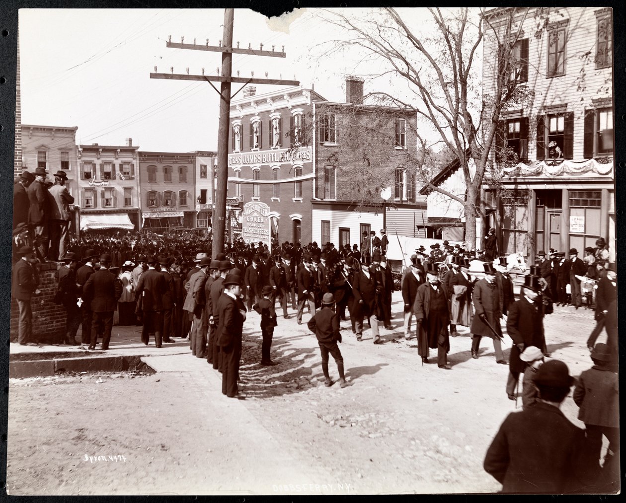 Sotilaallinen paraati univormupukuisten miesten kanssa silinterihattuissa Dobbs Ferryssä, New Yorkissa, 1898 (hopeagelatiiniprintti) tekijältä Byron Company