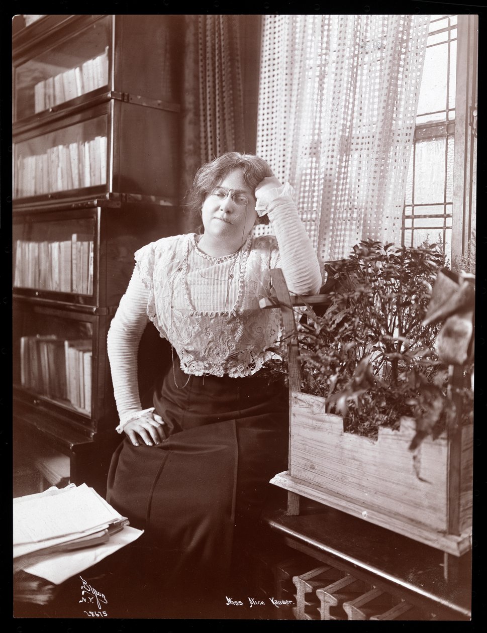 Neiti Alice Kauser, 1910 (hopeagelatiinipaino) tekijältä Byron Company