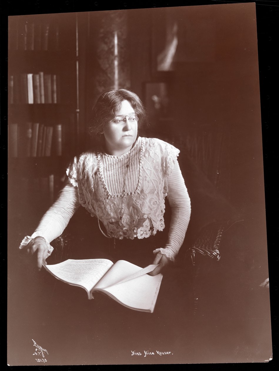 Neiti Alice Kauser, 1910 (hopeagelatiiniprintti) tekijältä Byron Company