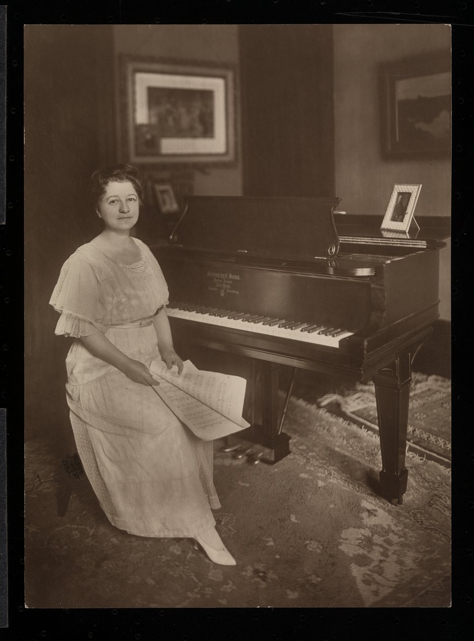 Neiti Murray Louise Todd, 1915-6 (hopeagelatiinipainatus) tekijältä Byron Company