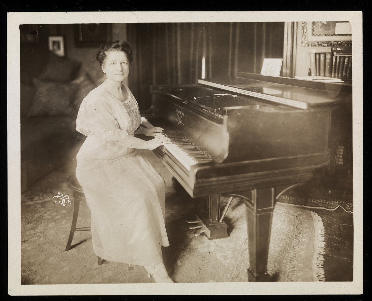 Neiti Murray Louise Todd, 1915-6 (hopeagelatiinipainatus) tekijältä Byron Company